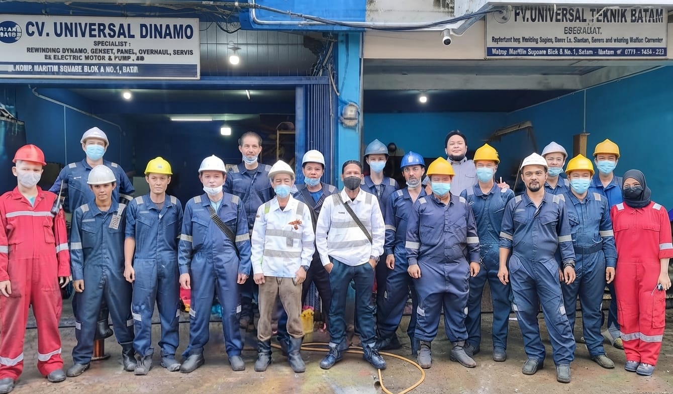 Tim CV. Universal Dinamo Batam di depan workshop